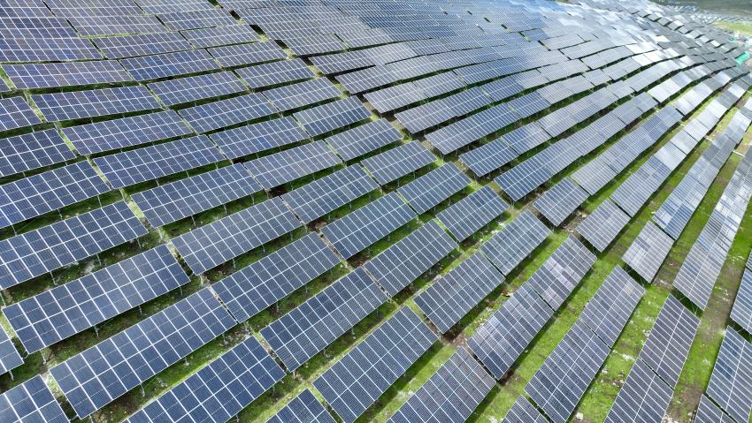 華電金川新能嘎斯都一期20萬千瓦光伏項(xiàng)目。金川縣融媒體中心供圖