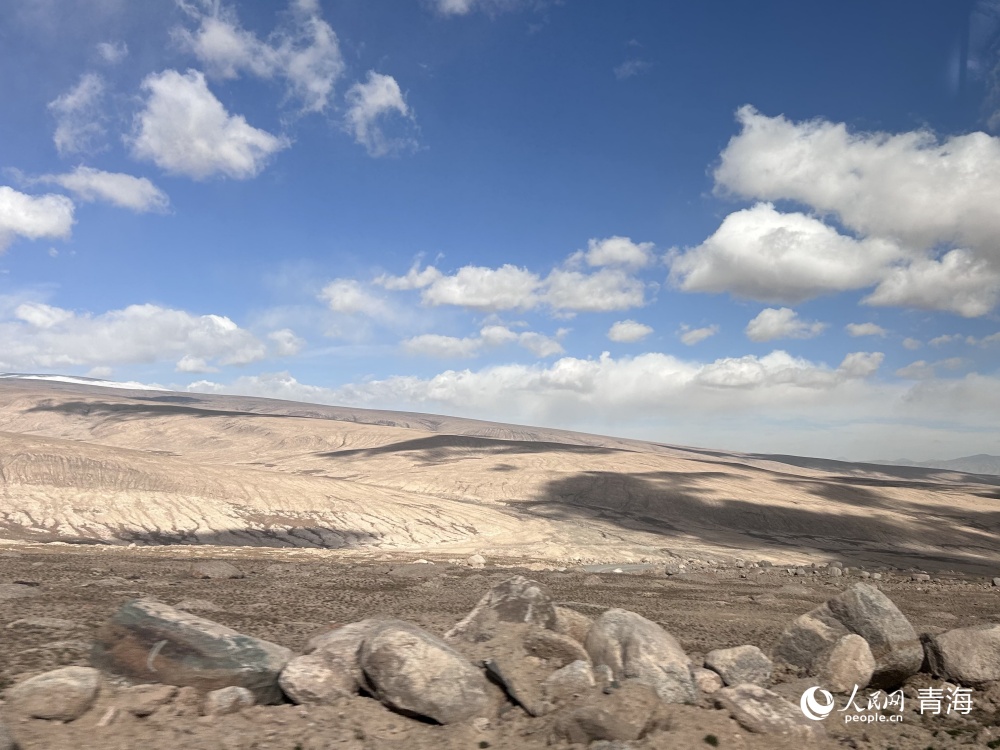 驅(qū)車前往雪山牧場管護(hù)站途中。人民網(wǎng) 陳明菊攝