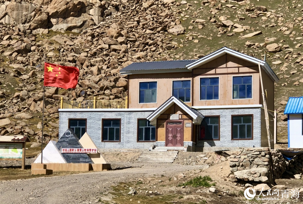 祁連山國家公園雪山牧場管護(hù)站的二層小樓。