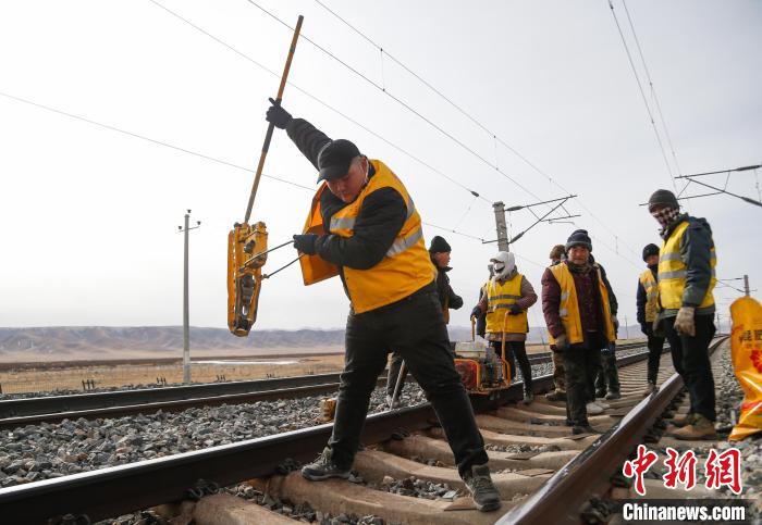 （新春見聞）青藏鐵路“00后”職工：護“天路”安全保旅客出行平安