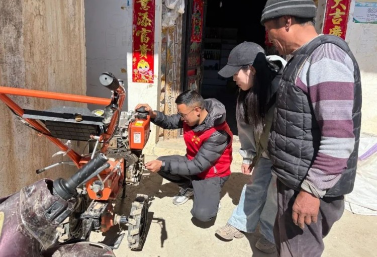 澤郎幫助村民檢查機(jī)械農(nóng)具。黑水縣融媒體中心供圖