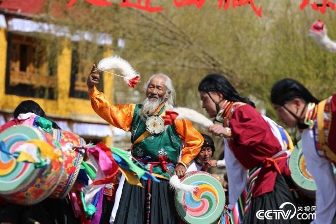 這里的人們，跳著從高原上長出來的久河卓舞，舞動人生，一代又一代。