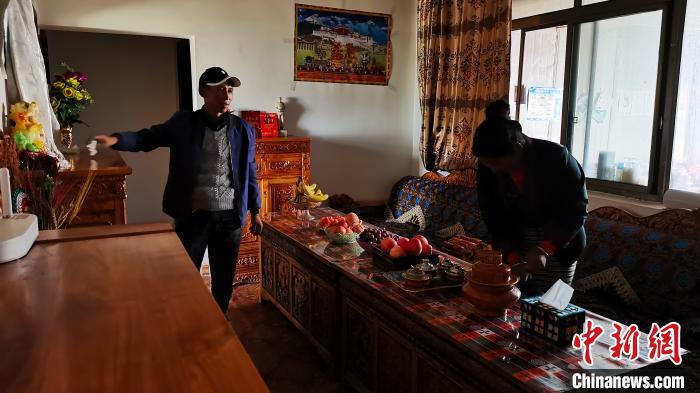 圖為群培和妻子在新家的客廳里?！垈?攝