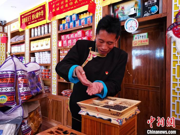 圖為洛桑旦增介紹青稞的功效?！垈?攝