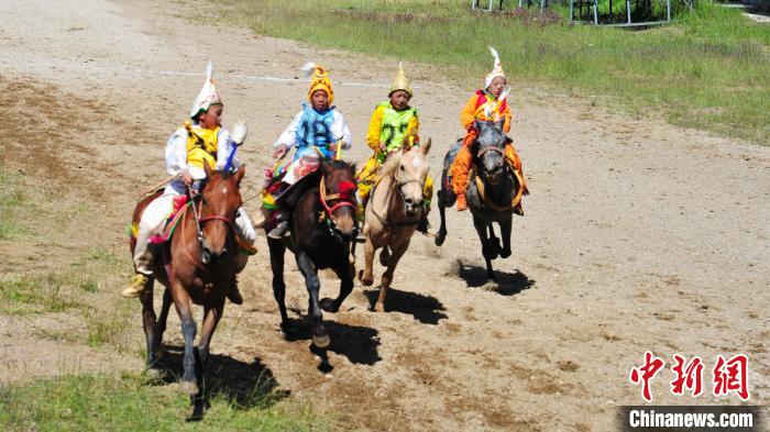 圖為少年騎手在比賽中?！垈?攝