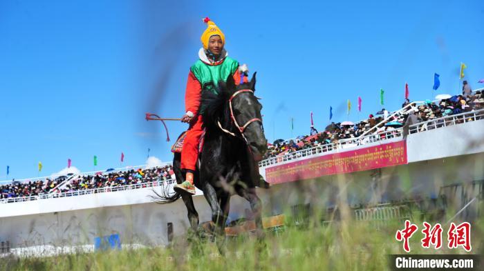 圖為少年騎手在比賽中?！垈?攝