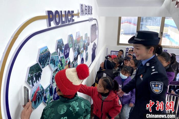 山南邊境管理支隊勒布邊境派出所舉行警營開放日活動，邀請駐地民眾進警營，了解民警工作生活?！∏f冀 攝