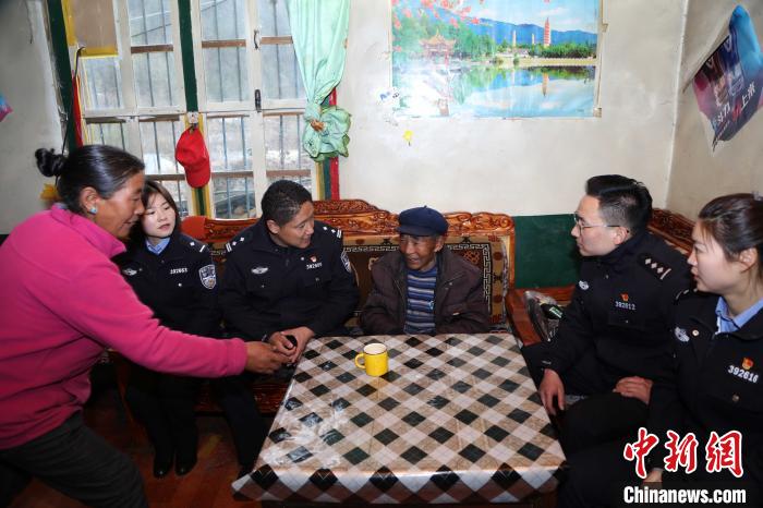 亞東出入境邊防檢查站民警走訪慰問轄區(qū)困難群眾?！堄陱?攝