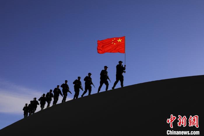 日喀則邊境管理支隊幾腳橋邊境檢查站民警在轄區(qū)開展巡邏工作?！↓埿▲P 攝