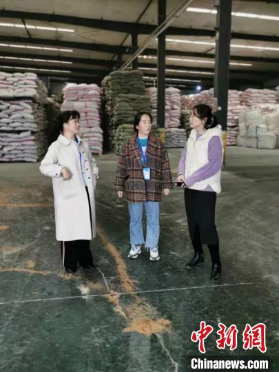 圖為次仁措姆(中)正在開展街道工作。<a target='_blank' ><p  align=