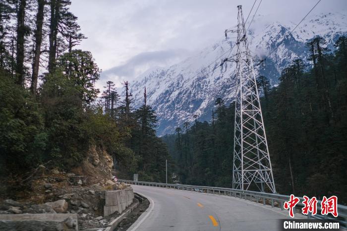 目前唯一進出墨脫的公路波墨公路?！『闻罾?攝