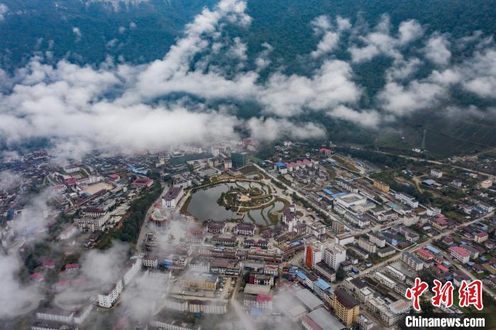 圖為墨脫縣城?！『闻罾?攝