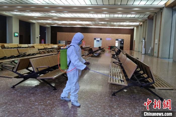 圖為拉薩車站工作人員在候車室進行消毒?！±詈Ｐ?攝