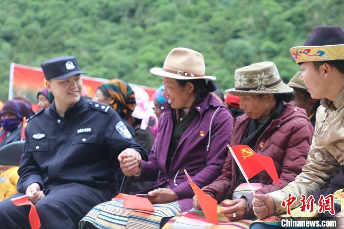 圖為李陽副所長(前排左一)與卓嘎、央宗姐妹共同參加愛國主義教育活動?！〉录?攝