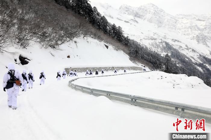 圖為徒步前進(jìn)?！铎o 攝