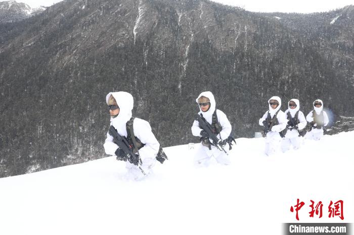 圖為徒步前進(jìn)?！〗有?攝