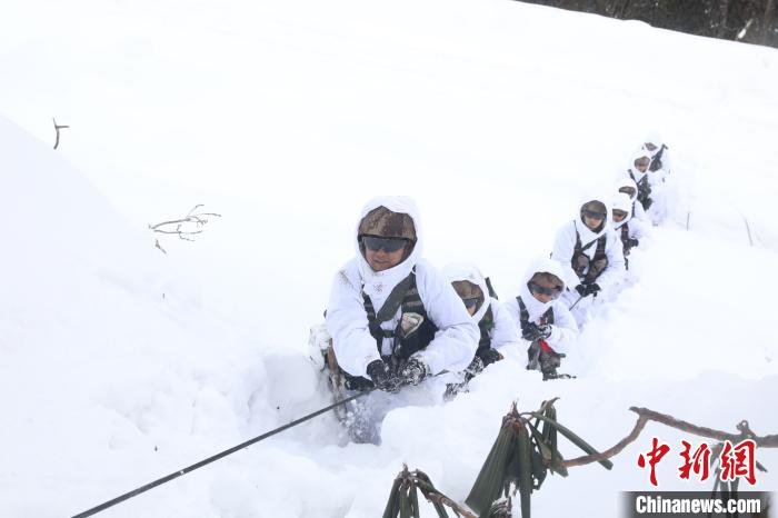 圖為依靠纜繩攀爬?！铎o 攝