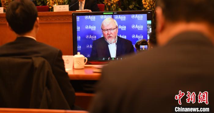 圖為外國專家通過線上進(jìn)行分享交流。　趙朗 攝