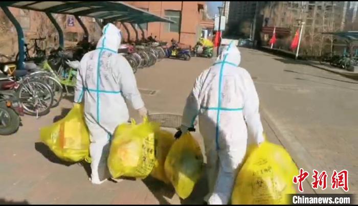 收集垃圾。　鐵西區(qū)委宣傳部 攝