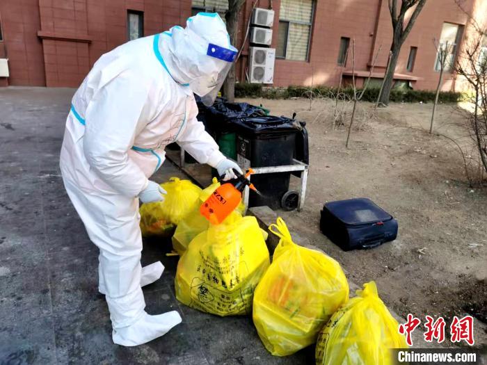 給垃圾做消殺?！¤F西區(qū)委宣傳部 攝