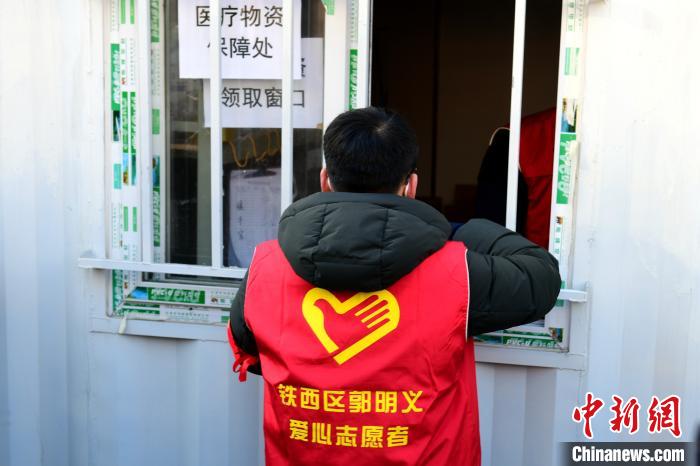 領(lǐng)防護(hù)用品?！¤F西區(qū)委宣傳部 攝