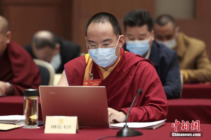 3月9日上午，全國政協(xié)十三屆四次會(huì)議舉行小組會(huì)議，討論“兩高”工作報(bào)告，審議各項(xiàng)決議和報(bào)告草案。圖為北京友誼賓館宗教界別委員小組會(huì)議現(xiàn)場(chǎng)，全國政協(xié)常委、中國佛教協(xié)會(huì)副會(huì)長(zhǎng)、中國佛教協(xié)會(huì)西藏分會(huì)會(huì)長(zhǎng)班禪額爾德尼·確吉杰布參加討論。<a target='_blank' ><p  align=