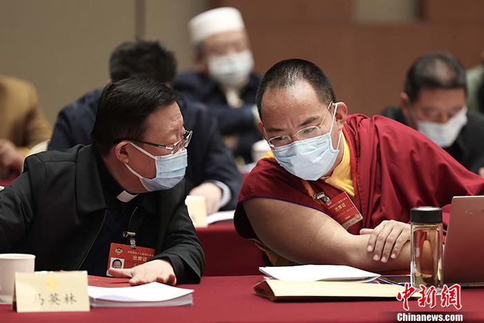 3月9日上午，全國政協(xié)十三屆四次會(huì)議舉行小組會(huì)議，討論“兩高”工作報(bào)告，審議各項(xiàng)決議和報(bào)告草案。圖為北京友誼賓館宗教界別委員小組會(huì)議現(xiàn)場(chǎng)，全國政協(xié)常委、中國佛教協(xié)會(huì)副會(huì)長(zhǎng)、中國佛教協(xié)會(huì)西藏分會(huì)會(huì)長(zhǎng)班禪額爾德尼·確吉杰布(右)與全國政協(xié)常委、中國天主教主教團(tuán)主席馬英林(左)交流。<a target='_blank' ><p  align=