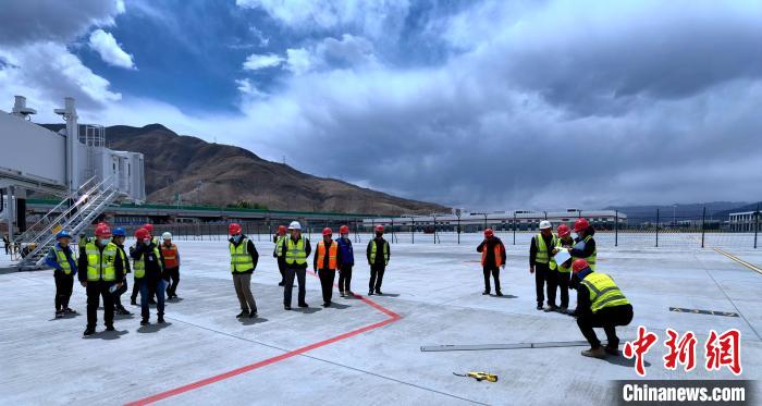 圖為驗(yàn)收組驗(yàn)收項(xiàng)目?！〉┰鐾?攝