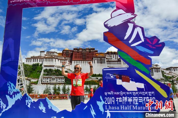 資料圖為2019年8月18日，拉薩舉行半程馬拉松賽?！〗w波 攝