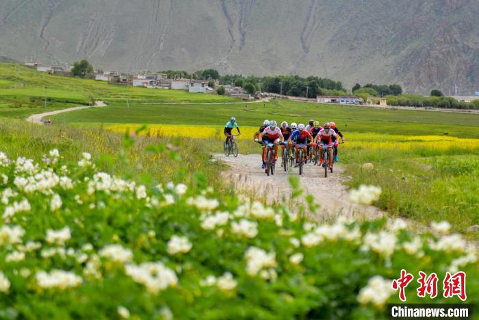 資料圖為2019年，西藏拉薩在堆龍德慶區(qū)舉行楚布溝山地自行車(chē)越野賽?！〗w波 攝