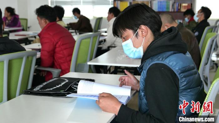 圖為正在閱讀“杰松達(dá)孜”藏歷法教材的學(xué)員。　謝牧 攝