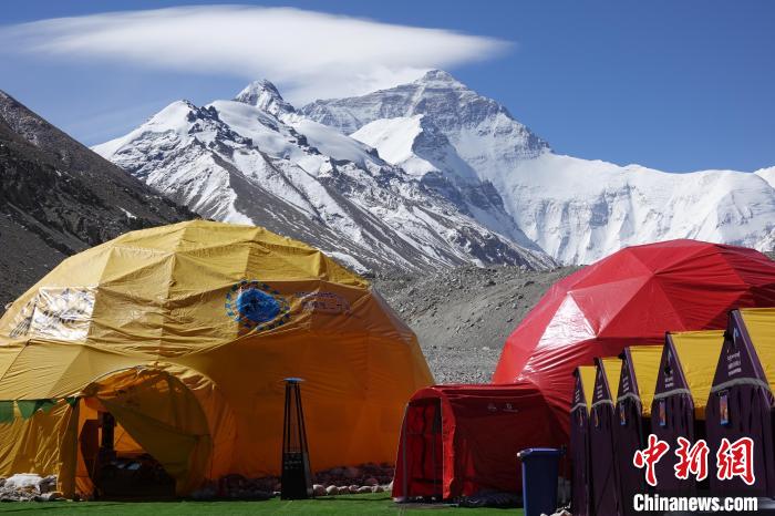 5月9日的珠峰北坡登山大本營(yíng)?！∪轿木?攝