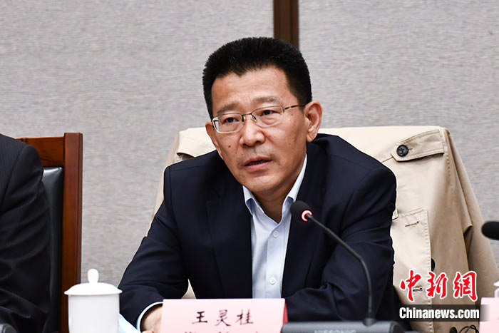 5月16日，由中國(guó)社會(huì)科學(xué)院西藏智庫(kù)、中國(guó)社會(huì)科學(xué)院民族學(xué)與人類學(xué)研究所主辦的第五屆西藏智庫(kù)國(guó)際論壇在北京舉行。中國(guó)社會(huì)科學(xué)院副院長(zhǎng)王靈桂在致辭中表示，今年是西藏和平解放70周年，西藏人民團(tuán)結(jié)奮斗，把貧窮落后的舊西藏建設(shè)成經(jīng)濟(jì)發(fā)展、文化繁榮、社會(huì)進(jìn)步、環(huán)境良好、生活幸福的社會(huì)主義新西藏，西藏歷史上第一次徹底消滅了絕對(duì)貧困，同全國(guó)人民一起，西藏各族人民已經(jīng)走進(jìn)全面建成小康社會(huì)的新時(shí)代，進(jìn)入歷史發(fā)展的新坐標(biāo)。 <a target='_blank' ><p  align=