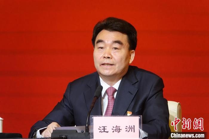 汪海洲在發(fā)布會(huì)上介紹西藏自治區(qū)黨史學(xué)習(xí)教育開展情況?！∪轿木?攝