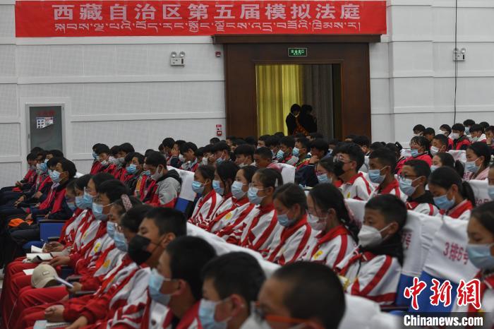 圖為西藏自治區(qū)第五屆模擬法庭現(xiàn)場?！∝暩聛硭?攝