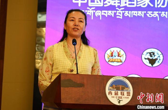 圖為西藏自治區(qū)舞蹈家協(xié)會(huì)主席達(dá)娃拉姆致辭?！≮w朗 攝