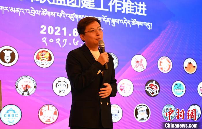 圖為中國(guó)舞蹈家協(xié)會(huì)街舞委員會(huì)常務(wù)副主任、秘書長(zhǎng)夏銳致辭?！≮w朗 攝