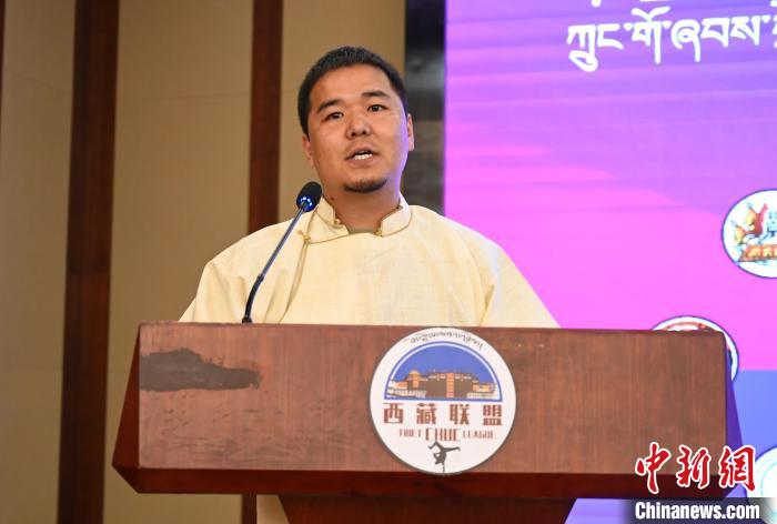 圖為西藏街舞聯(lián)盟常務(wù)副主任朗卡旺青致辭。　趙朗 攝