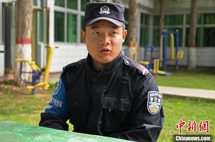 圖為邊煒接受記者采訪?！≮w朗 攝