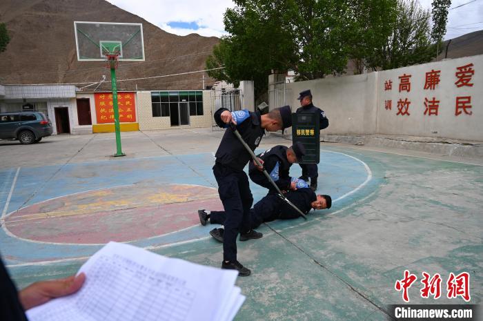 圖為移民管理警察進行警務技能考核?！≮w朗 攝