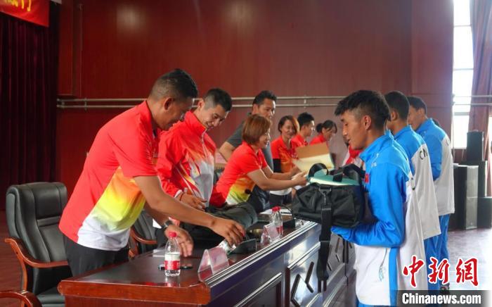 圖為世界冠軍們?yōu)槲鞑刈灾螀^(qū)體校的學(xué)生們送上暖心物資?！∪轿木?攝