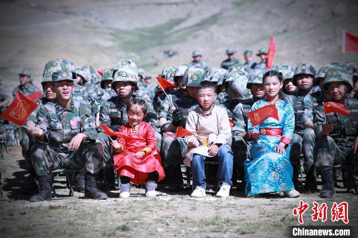 圖為駐地小朋友參加此次活動?！?普布扎西 攝