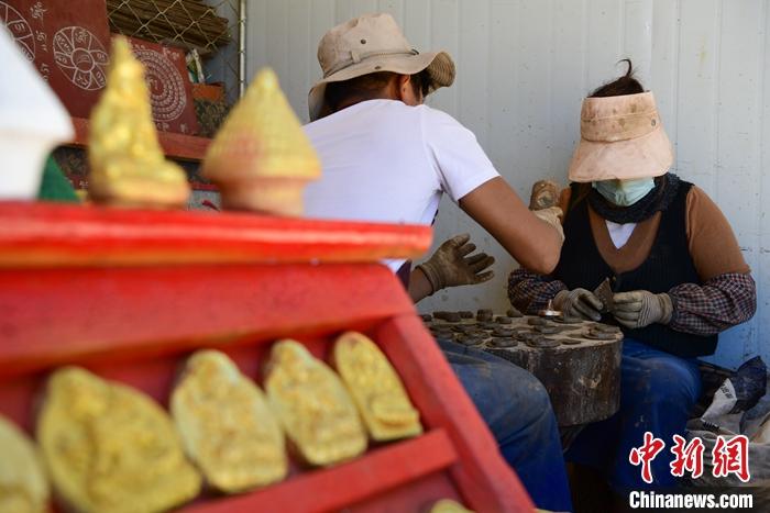 圖為6月14日，拉薩的手工藝人制作“擦擦”。 <a target='_blank' ><p  align=