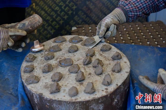 6月14日，拉薩的手工藝人制作“擦擦”。 <a target='_blank' ><p  align=