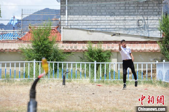 圖為西藏自治區(qū)拉薩市賽馬場內(nèi)市民在體驗(yàn)“打牛角”項(xiàng)目?！∝暩聛硭?攝