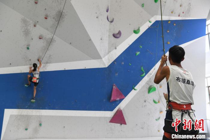 圖為西藏登山體驗(yàn)健身訓(xùn)練館內(nèi)登山隊(duì)員在體驗(yàn)攀巖項(xiàng)目?！∝暩聛硭?攝