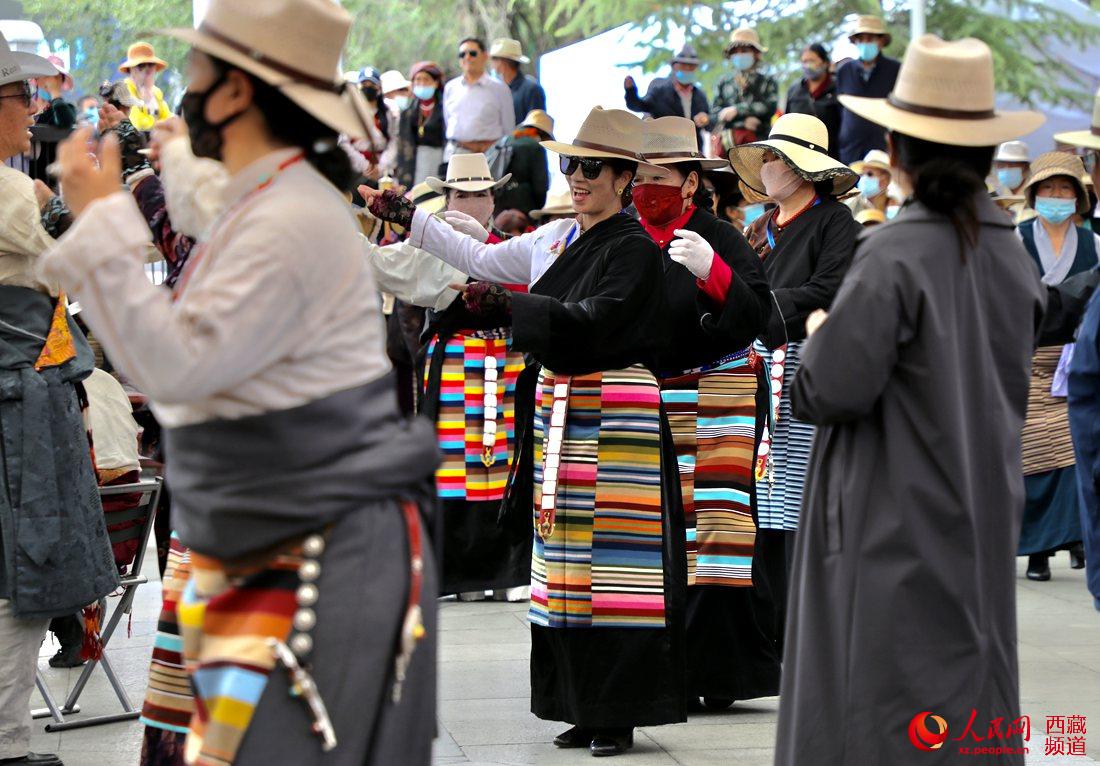 拉薩市民在宗角祿康公園跳鍋莊舞。人民網(wǎng) 次仁羅布攝