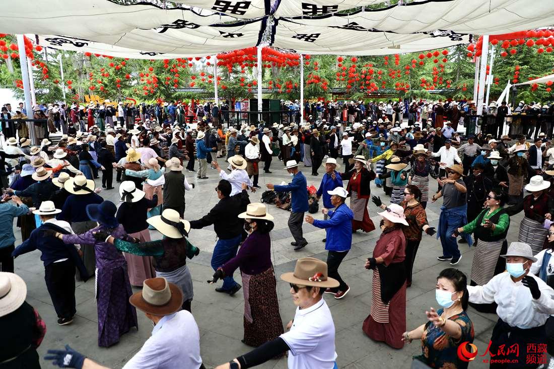 拉薩市民在宗角祿康公園跳鍋莊舞。人民網(wǎng) 次仁羅布攝