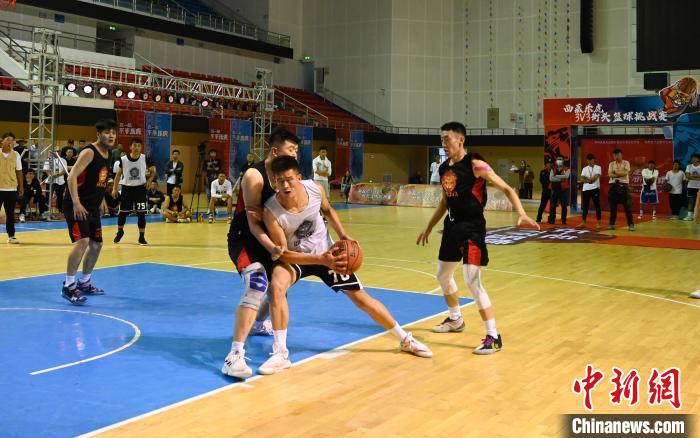 圖為西藏美康隊(duì)(白色球衣)對(duì)決雪域兄弟隊(duì)?！≮w朗 攝