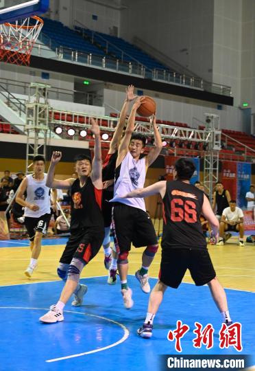 圖為西藏美康隊(duì)(白色球衣)對(duì)決雪域兄弟隊(duì)?！≮w朗 攝